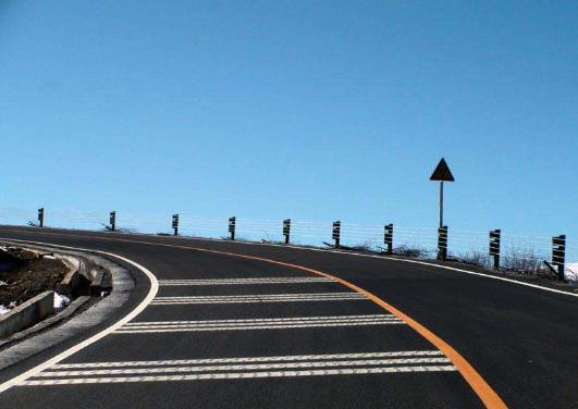 高速行驶警示 导流线停车扣12分，还有这些标线千万别碰！