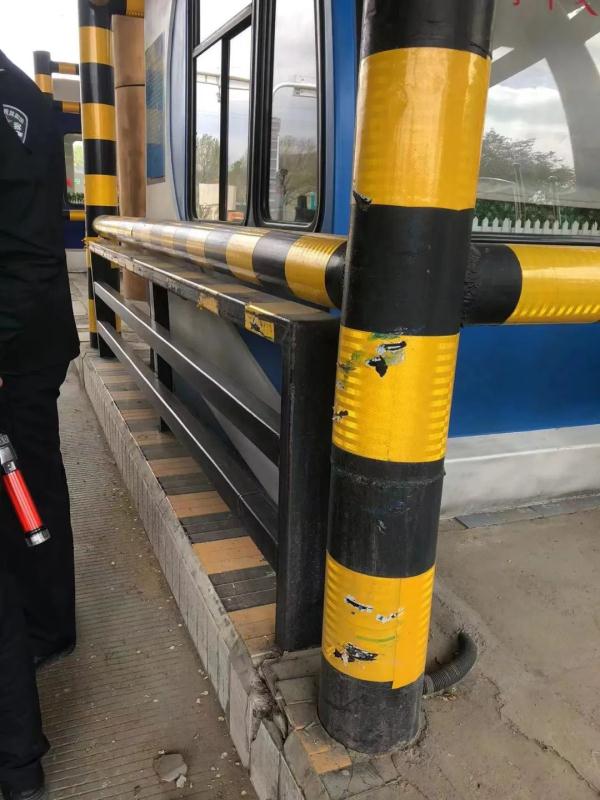 太危险！酒驾农用三轮车擅闯高速，交通收费设备拦截凸显管理盲区