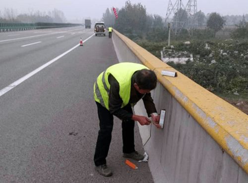 小设施大作用 轮廓标在交通安全中的不可忽视价值